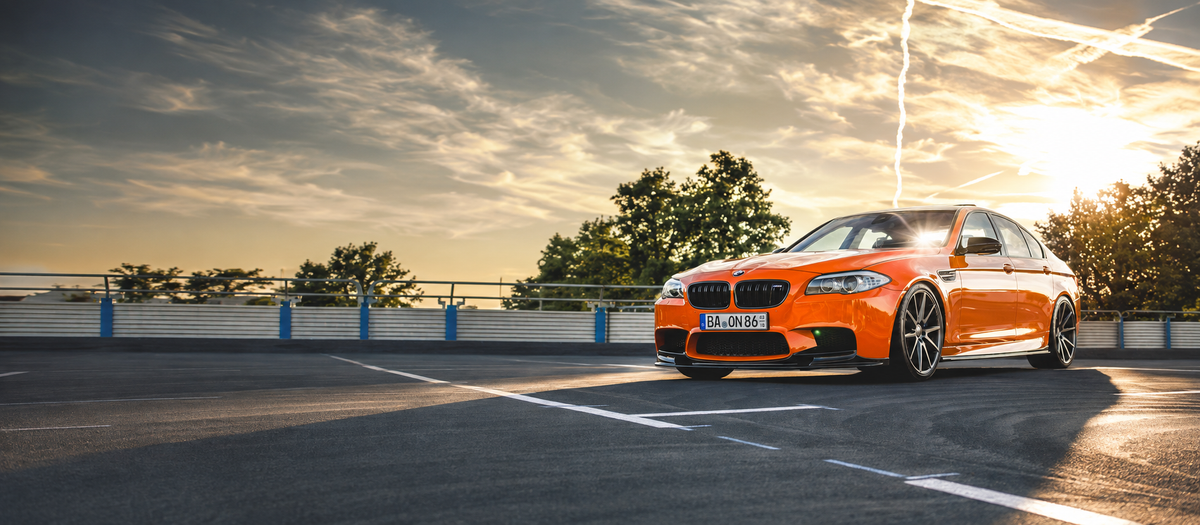 BMW M5 Fire Orange – präzise Autopflege von Washimoo