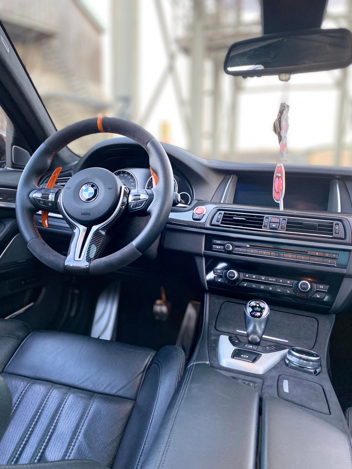 Gepflegter Innenraum eines BMW M5 Fire Orange