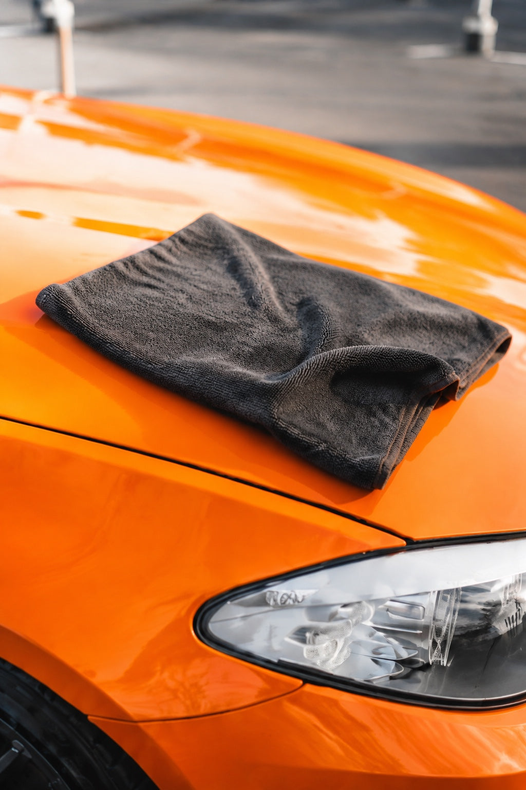 Dunkelgraues Mikrofasertuch auf einer Fire-Orange-Motorhaube